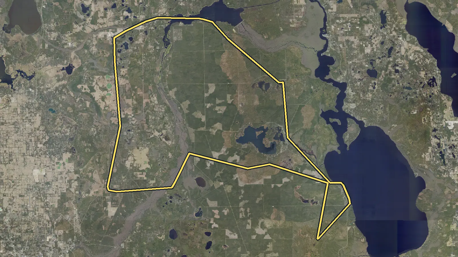 Aerial photo of Fort McCoy, Florida, with the community's outline drawn on it