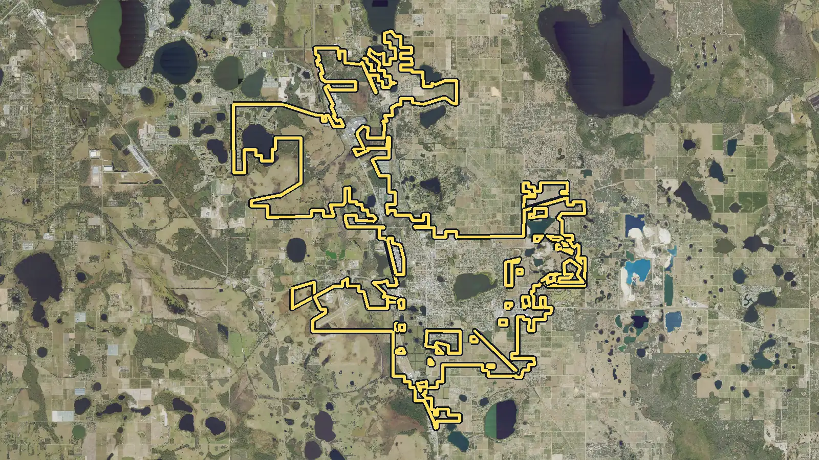 Aerial photo of Lake Wales, Florida, with the community's outline drawn on it