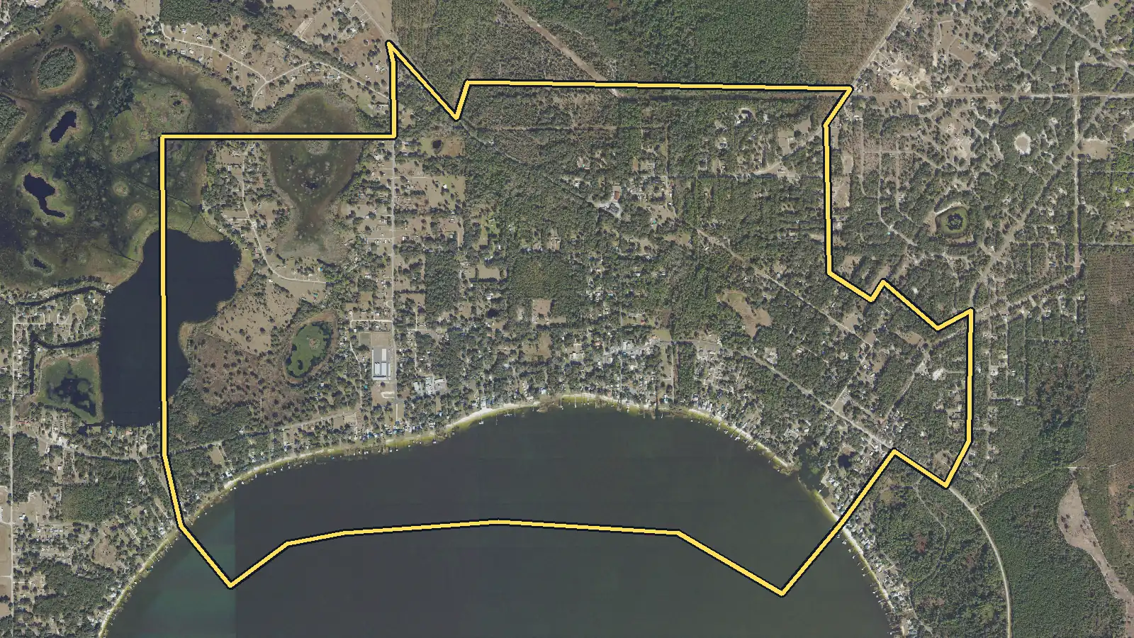 Aerial photo of Ocklawaha, Florida, with the community's outline drawn on it