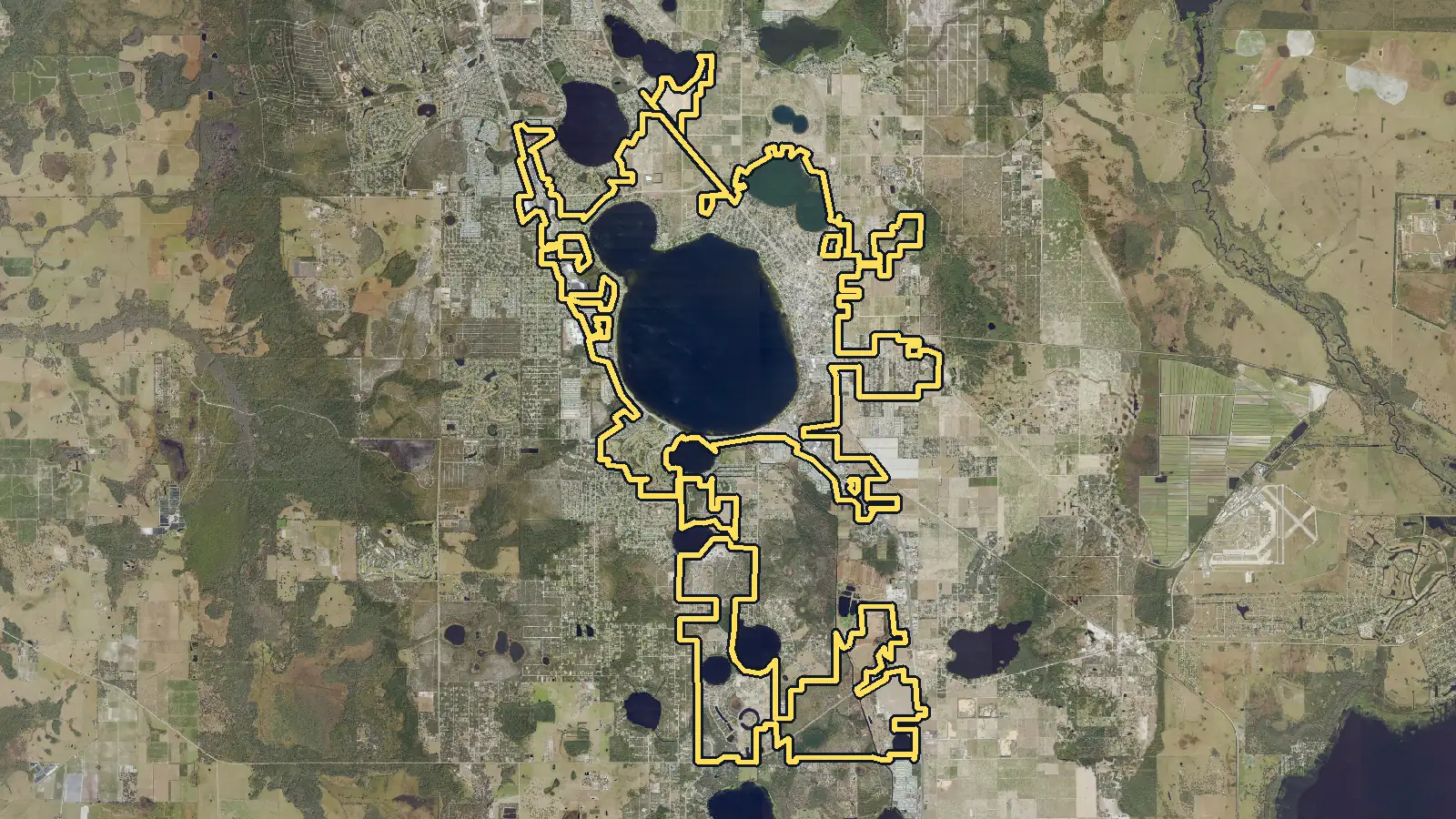 Aerial photo of Sebring, Florida, with the community's outline drawn on it